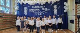 Przedszkolaki podczas uroczystego pasowania na przedszkolaka.