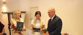 Moment wręczenia aktów awansu przez Starostę Andrzeja Skiepko i Wicestarostę Justynę Jarmocik