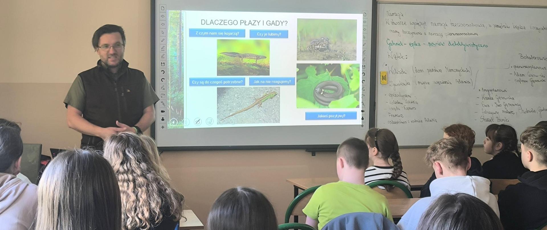 Uczniowie klas IV - VIII na spotkaniu z leśniczym