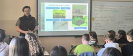 Uczniowie klas IV - VIII na spotkaniu z leśniczym