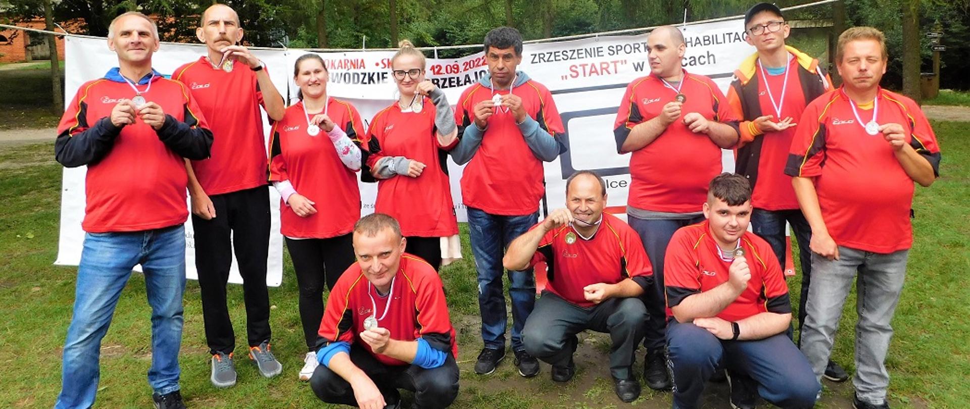 Uczestnicy Powiatowego Środowiskowego Domu Samopomocy w Stąporkowie podczas Wojewódzkich Biegów Przełajowych w Tokarni