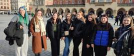 Dziewczyny z zespołu pozują na krakowskim rynku