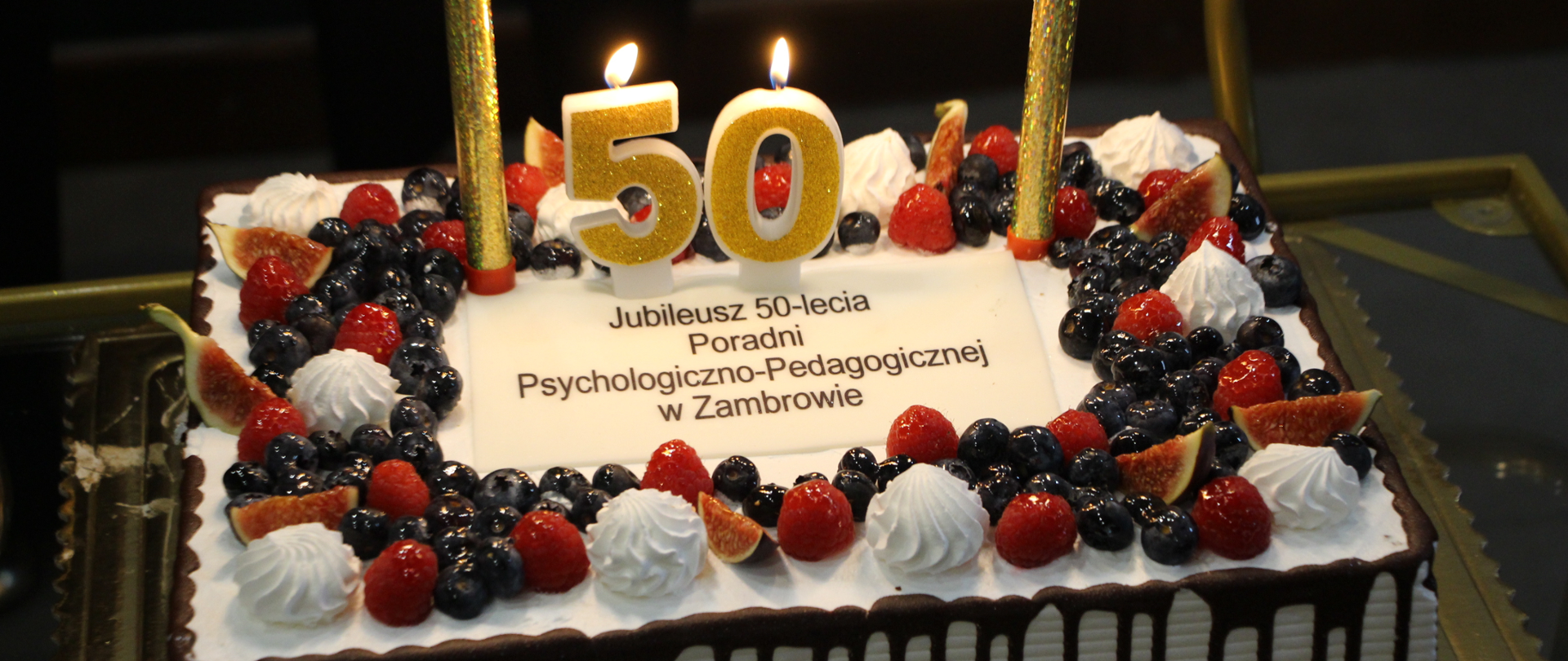 na zdjęciu widoczny jest tort z napisem "Jubileusz 50-lecia Poradni Psychologiczno-Pedagogicznej w Zambrowie"