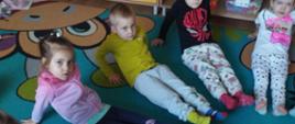 Dzieci prezentują kolorowe skarpetki