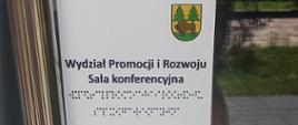 Tabliczki na drzwiach w budynku Centrum