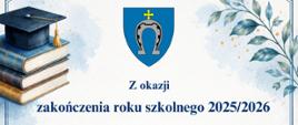 Oficjalne życzenia z okazji zakończenia roku szkolnego 2025/2026 od Wójta oraz Przewodniczącego Rady Gminy Wielgomłyny. Grafika w jasnoniebieskich barwach, ozdobiona motywami szkolnymi: stosem książek z biretem, globusem, plecakiem oraz liśćmi. U góry znajduje się herb gminy Wielgomłyny.