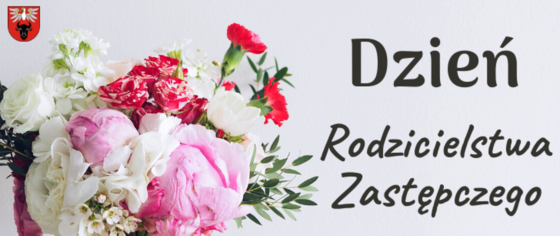 banner powiatu zambrowskie, na bannerze znajdują się kolorowe kwiaty, w lewym górnym rogu logo powiatu, a z prawej strony napis "Dzień Rodzicielstwa Zastępczego"