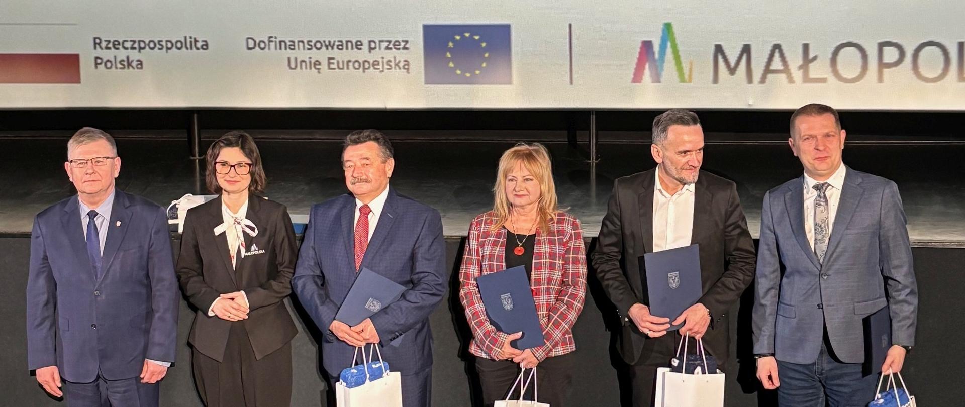 Nagrodzeni dyrektorzy z przedstawicielami Województwa Małopolskiego