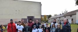 Pamiątkowe zdjęcia - trenerzy pozują ze swoimi podopiecznymi