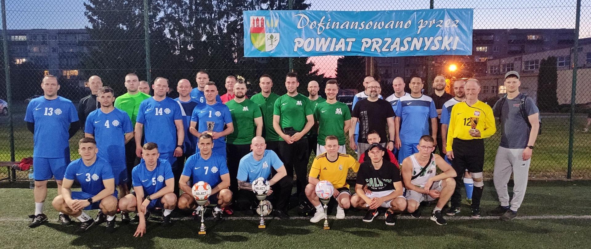 Nagrodzeni uczestnicy Pierwszego Letniego Turnieju Piłki Nożnej o Puchar Starosty po zakończeniu rozgrywek wraz ze Starostą Przasnyskim Krzysztofem Bieńkowskim. Fotografia wykonana na boisku Orlik przy ulicy Sadowej 5 w Przasnyszu.