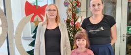 Nauczycielki oraz zaangażowane przedszkolaki pozują do wspólnego zdjęcia