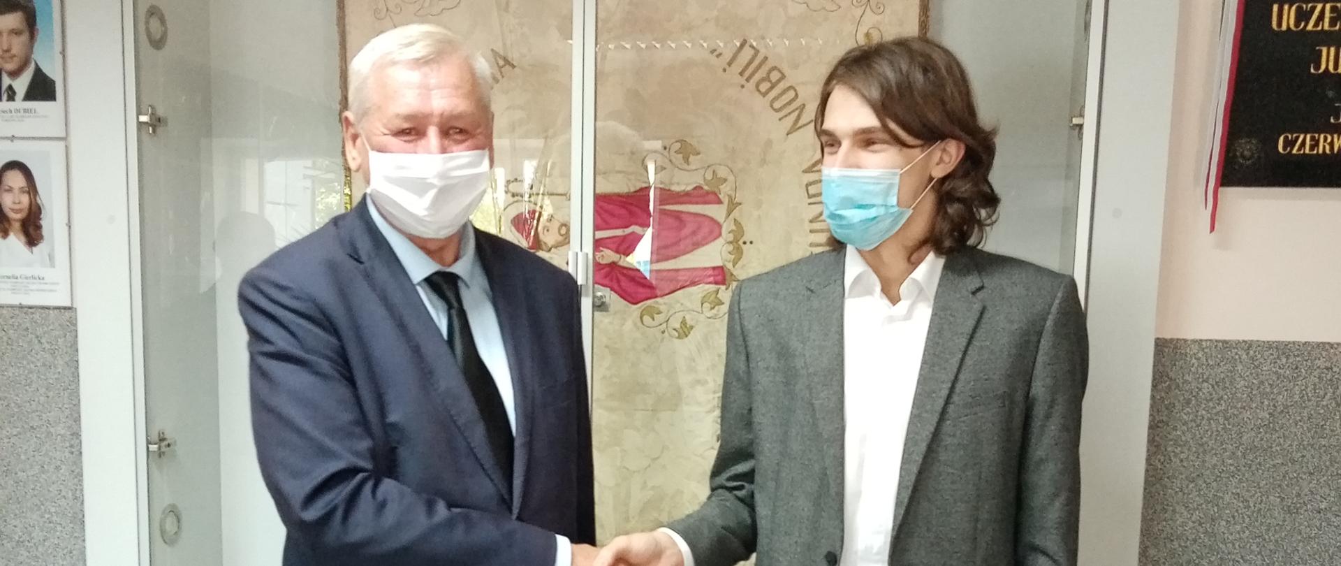 Starosta Jasielski Adam Pawluś z przewodniczącym Samorządu Uczniowskiego Maciejem Sroką