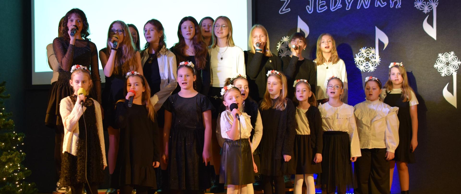 kolęd, pastorałek i piosenek świątecznych „Noworocznie z Jedynką”. 