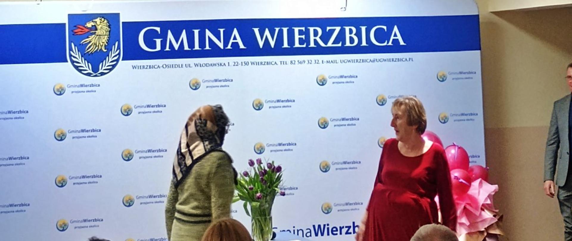 mieszkańcy gminy podczas oglądania skeczu w wykonaniu członkiń klubu senior+