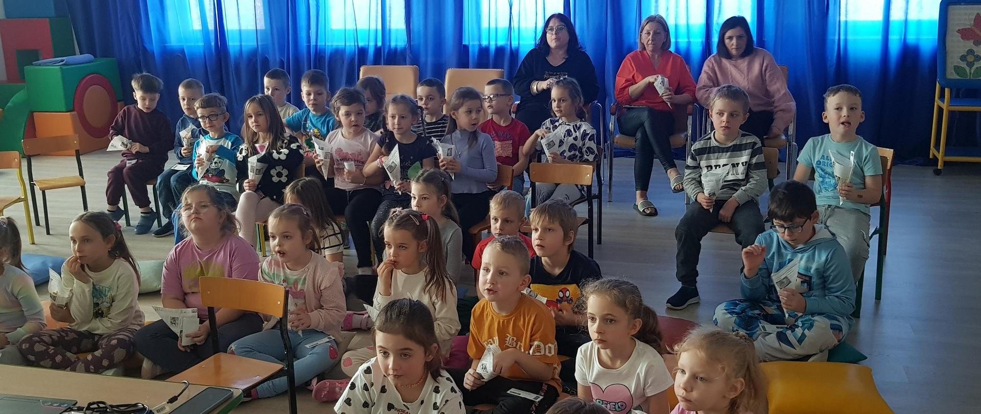 3 kobiety i grupa dzieci 