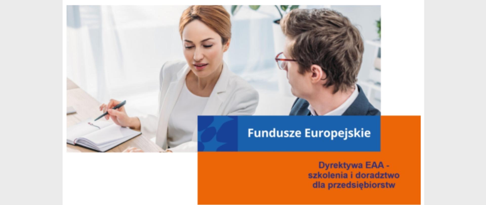 Białe tło z plakatem przedstawiającym dwoje ludzi przy biurku w urzędzie z napisem "Fundusze Europejskie - Dyrektywa EAA - szkolenia i doradztwo dla przedsiębiorców".