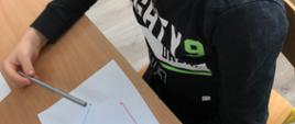 Zajęcia matematyczne - chłopiec siedzi przy biurku