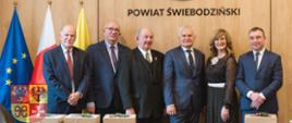 ludzie wewnątrz