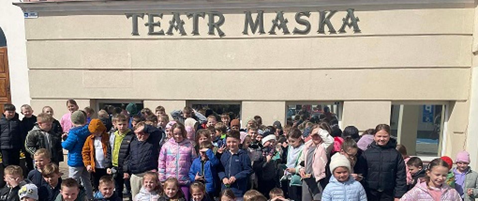 Zdjęcie grupowe przed teatrem Maska.