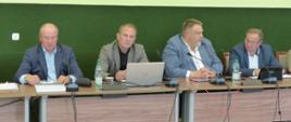 Radni podczas obrad XXXII Sesji Rady Powiatu Proszowickiego
