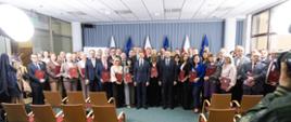 Pamiątkowe zdjęcie uczestników podpisania promes