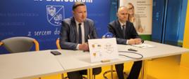 Starosta wraz z dyrektorem Powiatowego Urzędu Pracy wypowiadają się.