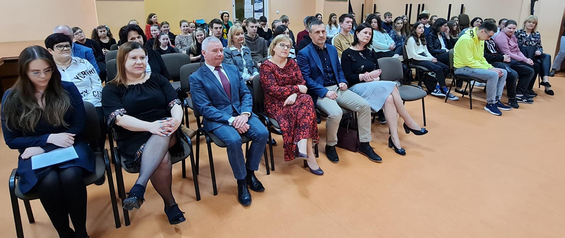 Laureaci XXI Powiatowej Olimpiady Wiedzy o Zdrowiu oraz uczestnicy XVII edycji Akcji Promującej Honorowe Krwiodawstwo w sali konferencyjnej Zespołu Szkół nr 3 w Kraśniku.