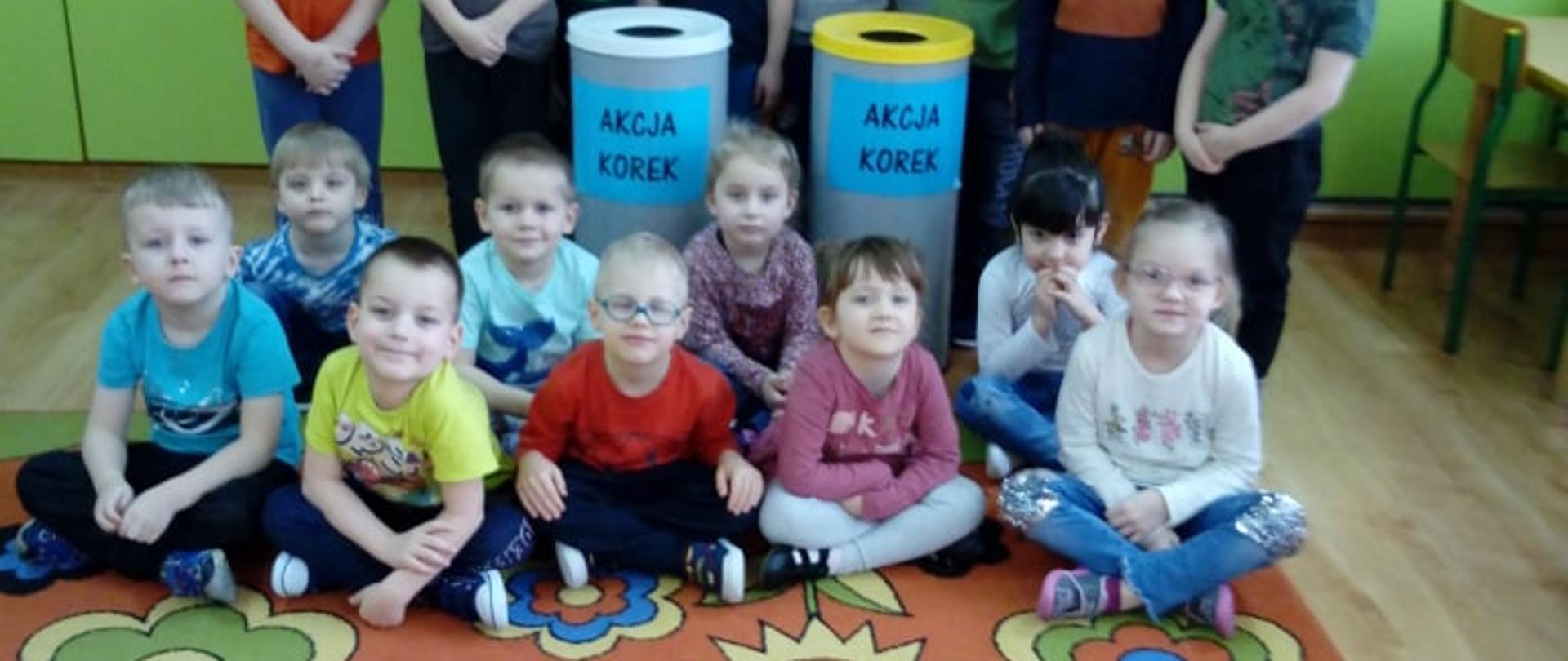 na zdjęciu widać dzieci biorące udział w charytatywnej akcji 