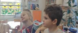 Dzieci preznetują kostiumy postaci z bajek