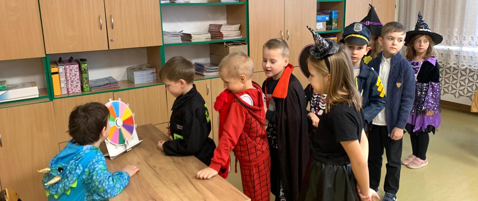 Uczniowie klasy 1b wróżą z koła fortuny.