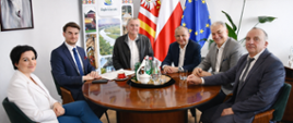 Na zdjęciu uczestnicy spotkania w gabinecie starosty