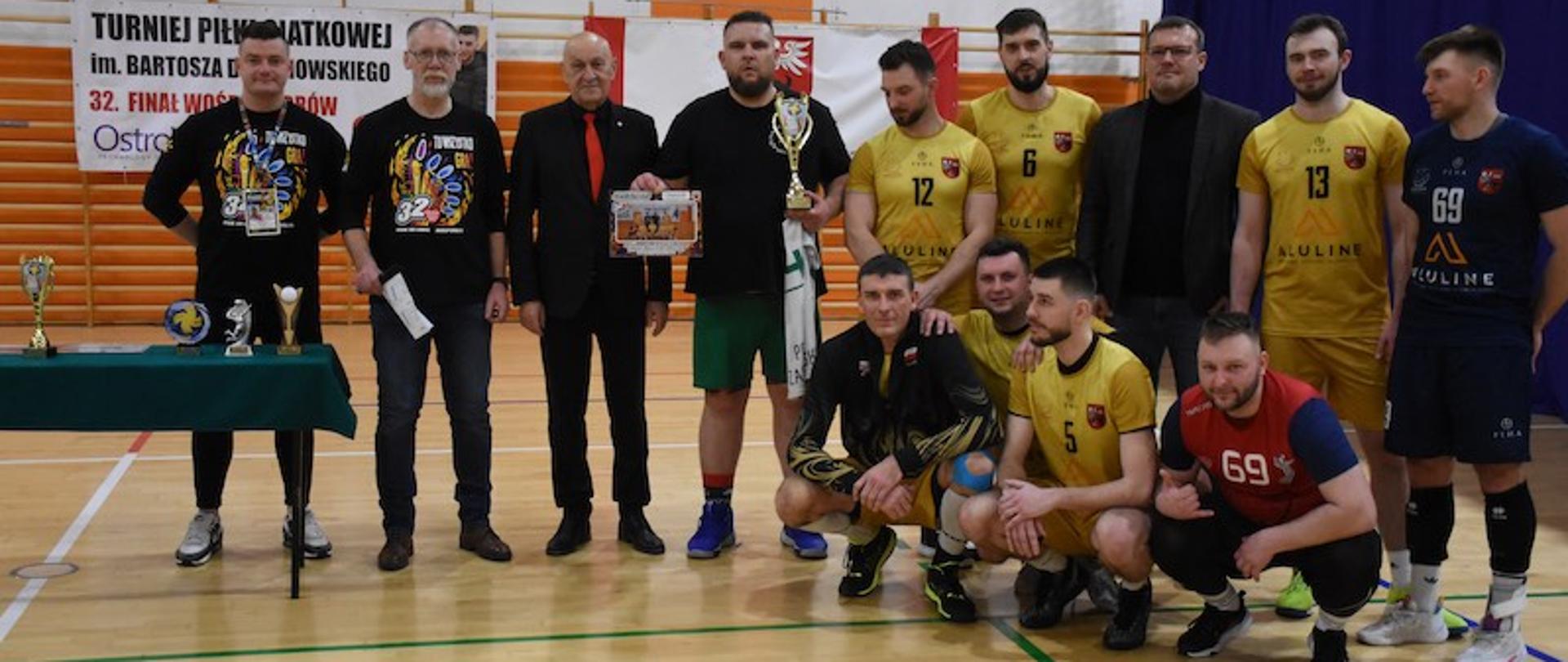 grupowe zdjęcie z uczestnikami III Turnieju Piłki Siatkowej WOŚP im. Bartosza Dmochowskiego