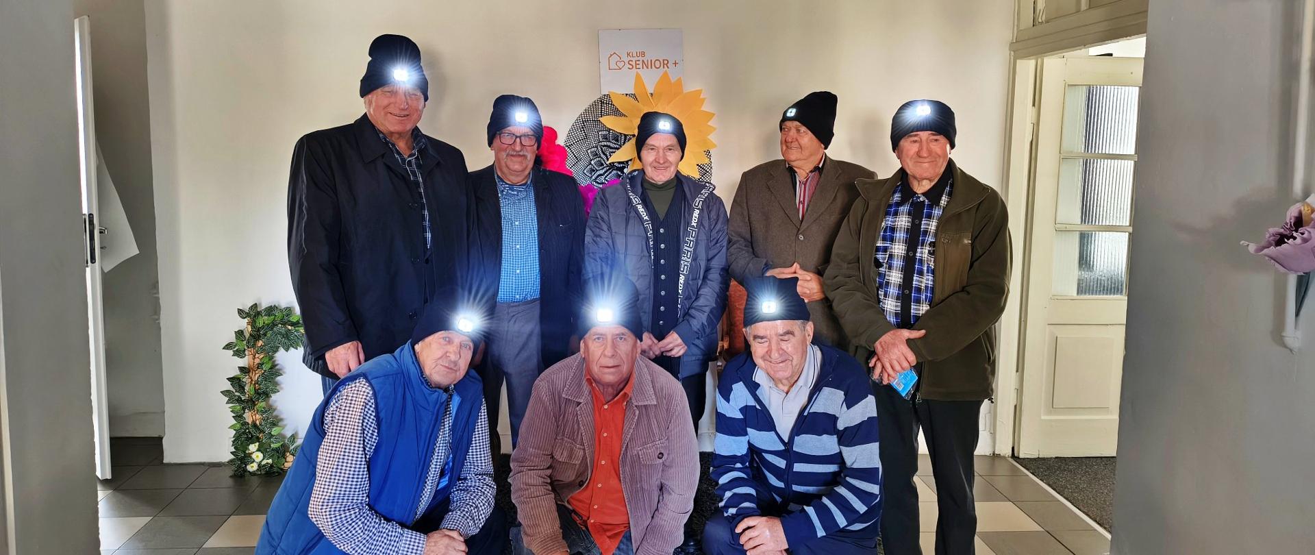 zdjęcie grupowe seniorów