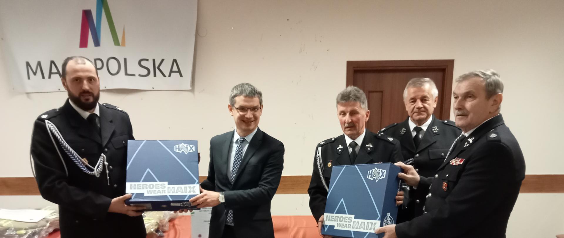 Przekazanie ubrań OSP Podłopień