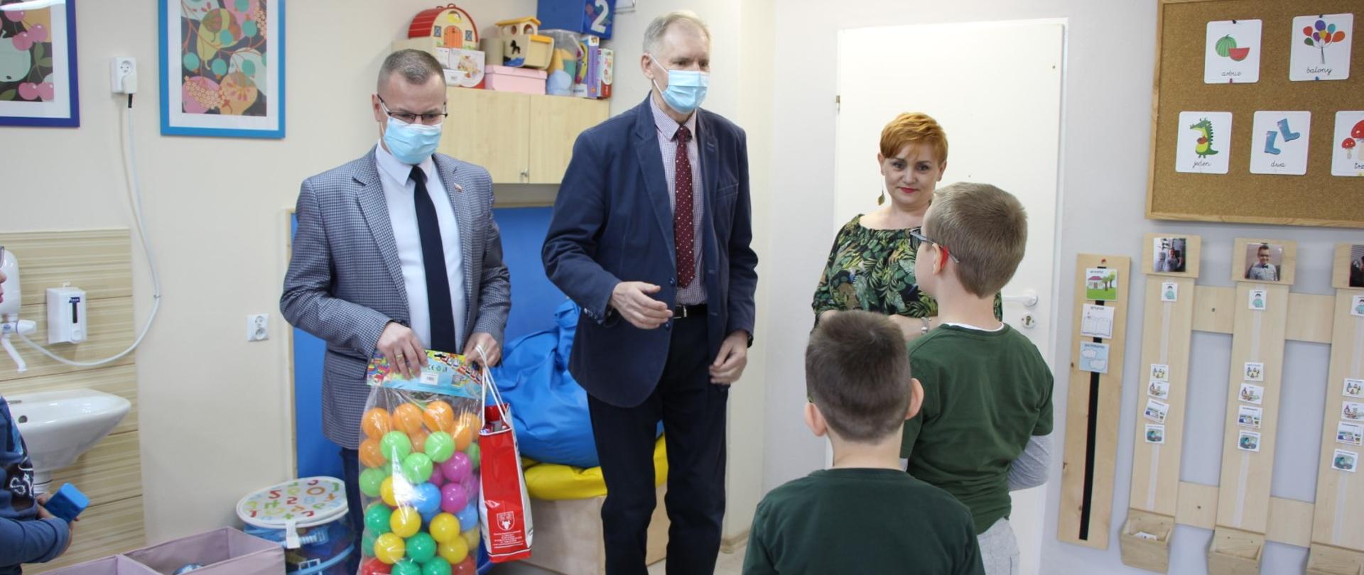 od lewej Wicestarosta, Starosta Dyrektor i dwójka chłopaków z SOSW