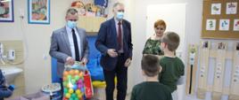 od lewej Wicestarosta, Starosta Dyrektor i dwójka chłopaków z SOSW