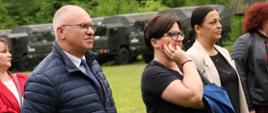 Starosta Hajnowski Andrzej Skiepko, Wicestarosta Justyna Jarmocik oraz Wójt Gminy Narew Aneta Leonowicz oglądają zaplecze motoryzacyjne WOT