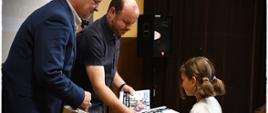 Moment wręczenia nagród uczestnikom konkursu