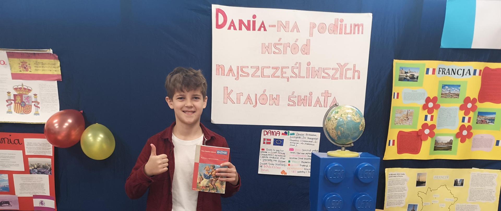 Uczeń klasy 6 na stoisku z Danią