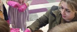 Przedszkolaki w trakcie warsztatów robienia kul dla ptaków 