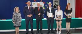 na zdjęciu stoją nagrodzeni Uczniowie, od lewj strony stoi Nauczycielka, Dyrektor oraz Starosta Zambrowski