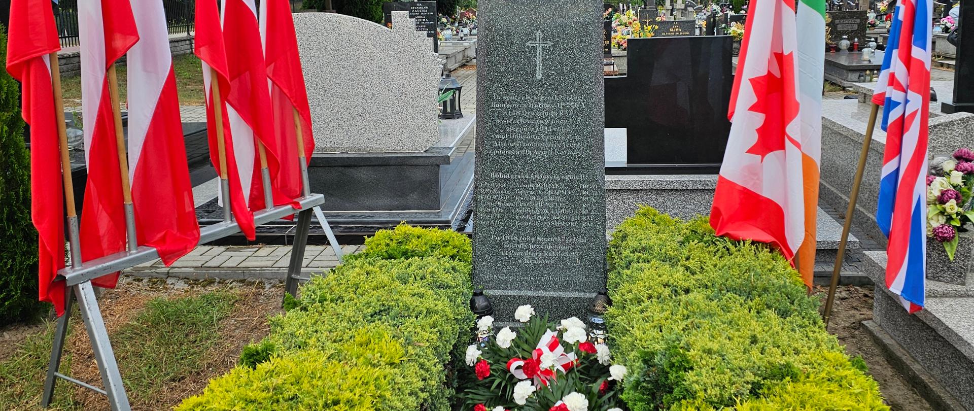 Zdjęcie Pomnika lotników Halifaxa na dąbrowskim cmentarzu