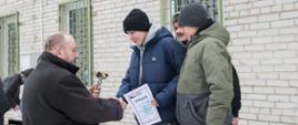 Na fotografii przewodniczący Rady Powiatu Sokołowskiego składa gratulacje oraz wręcza puchar i pamiątkowe dyplomy zwycięzcom w kategorii chłopców. 