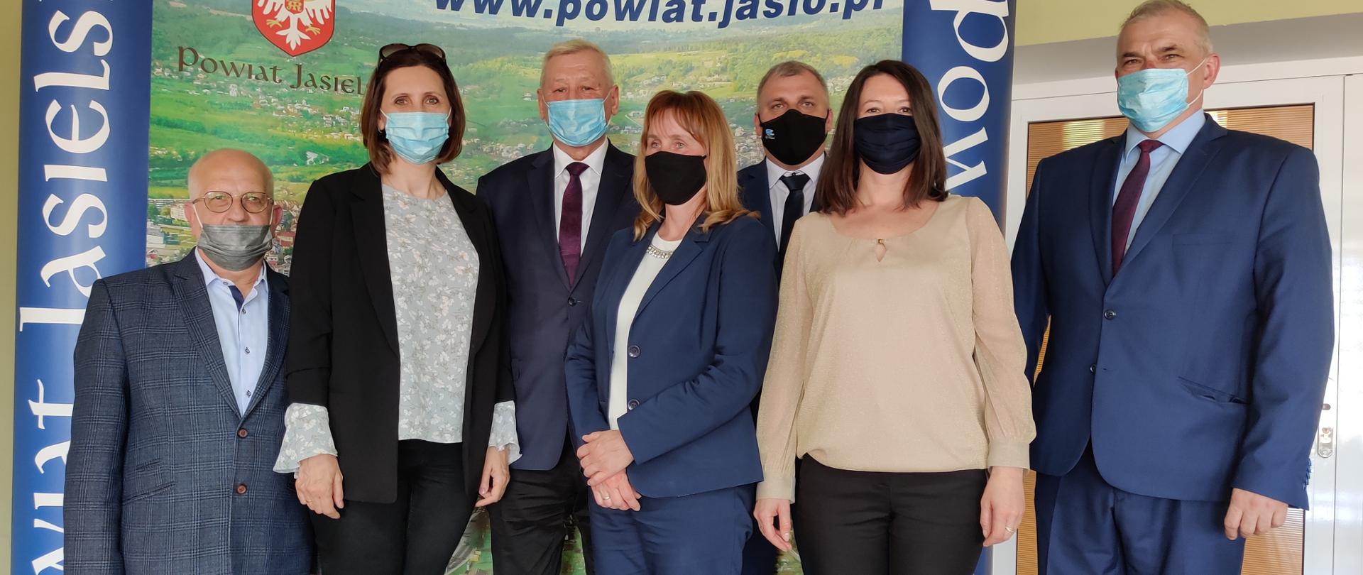 Zarząd Powiatu w Jaśle powierzył przedłużenie stanowisk dyrektorów jasielskich placówek oświatowych i szkół średnich
