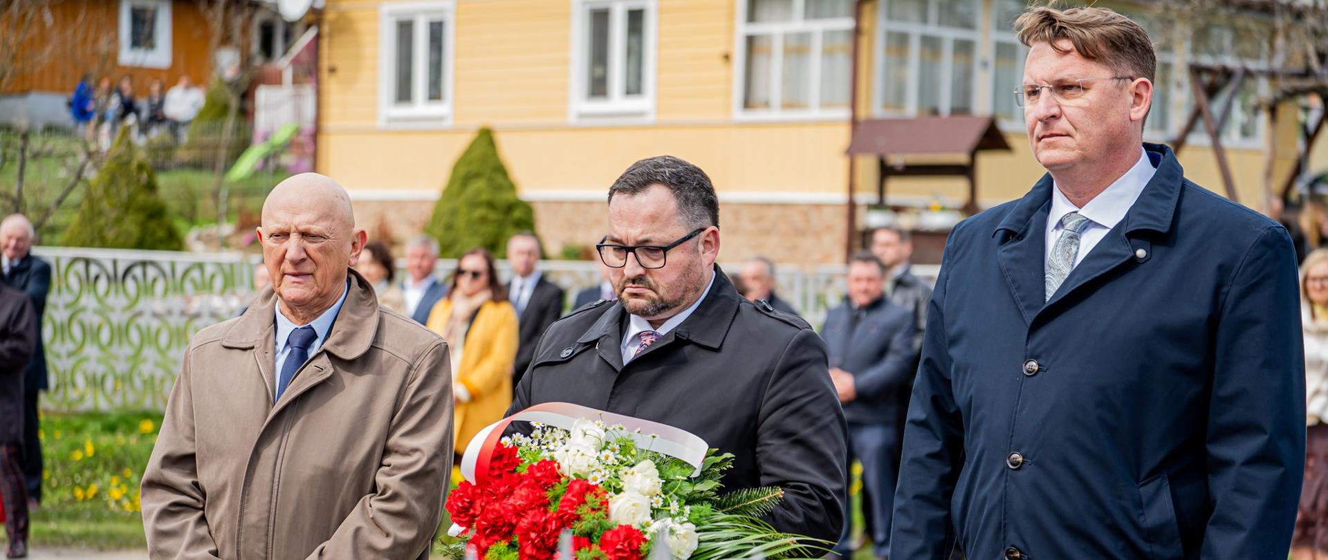 Delegacja Zarządu Powiatu: Członek Zarządu Bogusław Bochenek, Starosta Gorlicki Mirosław Waląg, Wicestarosta Marcin Krzemiński