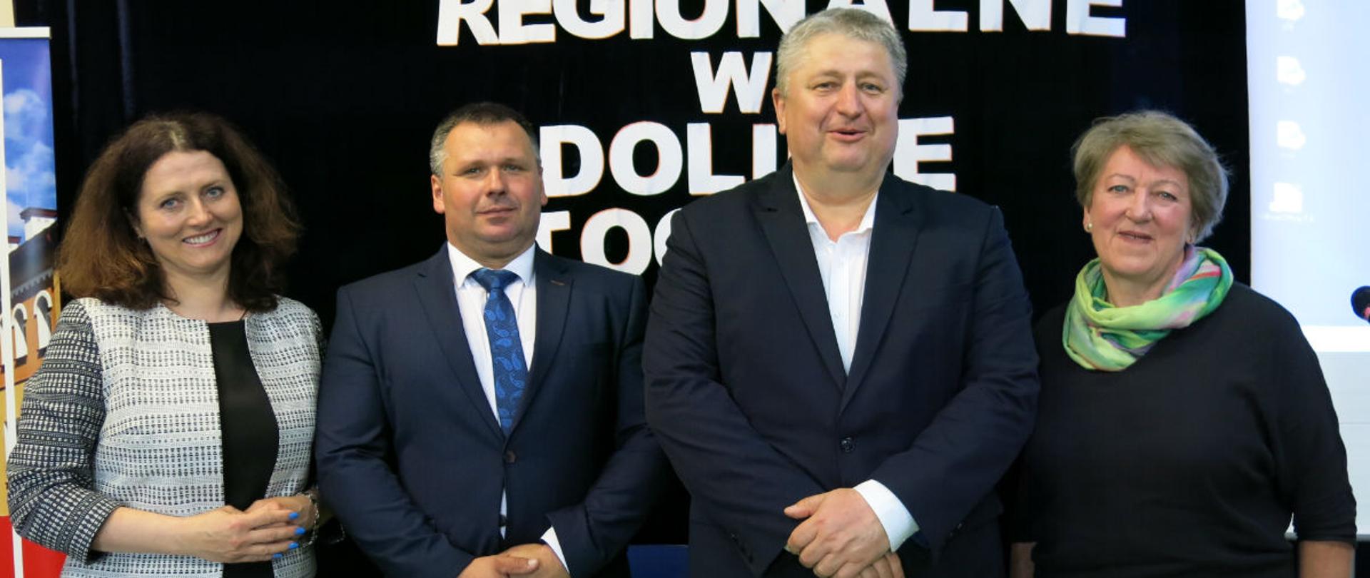 Od lewej Urszula Sadowska - przewodnicząca Rady Powiatu Łosickiego, Grzegorz Pajnowski- Wójt Gminy Olszanka, Janusz Kobyliński - Starosta Powiatu Łosickiego, Wanda Frączek- Radna Powiatu Łosickiego