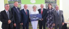 Przekazanie symbolicznego czeku z Rządowego Funduszu Polski Ład