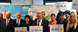 WFOŚiGW podpisanie umów z OSP - pamiątkowe zdjęcie przedstawicieli władz rządowych, samorządowych, WFOŚIGW oraz OSP
