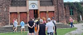 Zwiedzanie synagogi