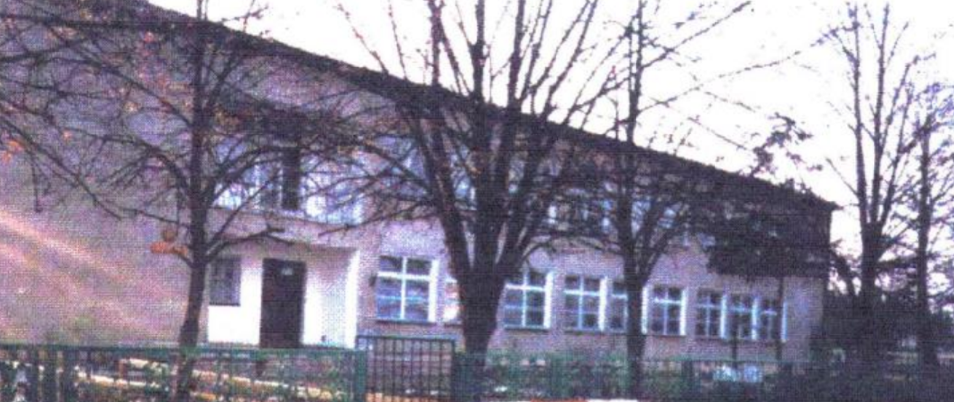 zdjęcie przedstawiające budynek szkoły w roku 1965, zdjęcie wielobarwne